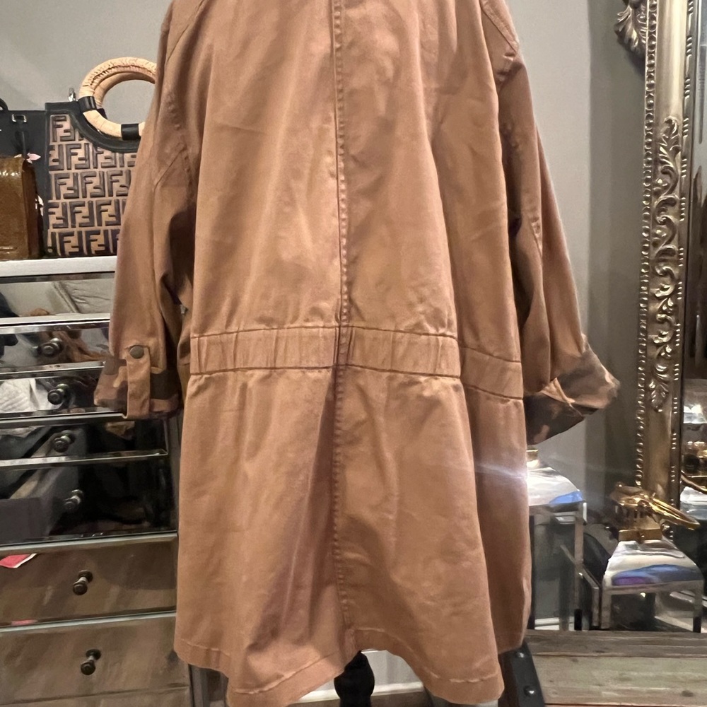 This jacket is made like a shacket the inside has camouflage design sleeves roll - Picture 8 of 16